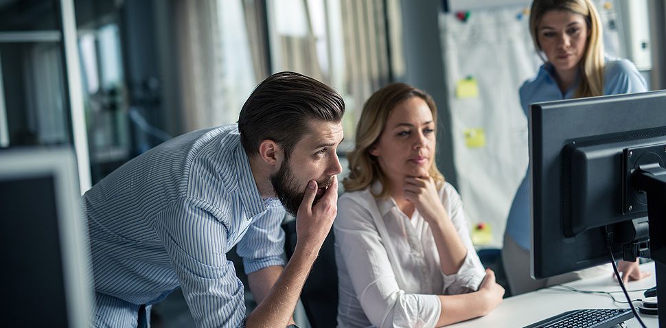Equipo de especialistas de LFS analizando valuaciones empresariales y estrategias financieras para determinar el valor de compañías y activos. Valuación de empresas, patrimonios y activos.